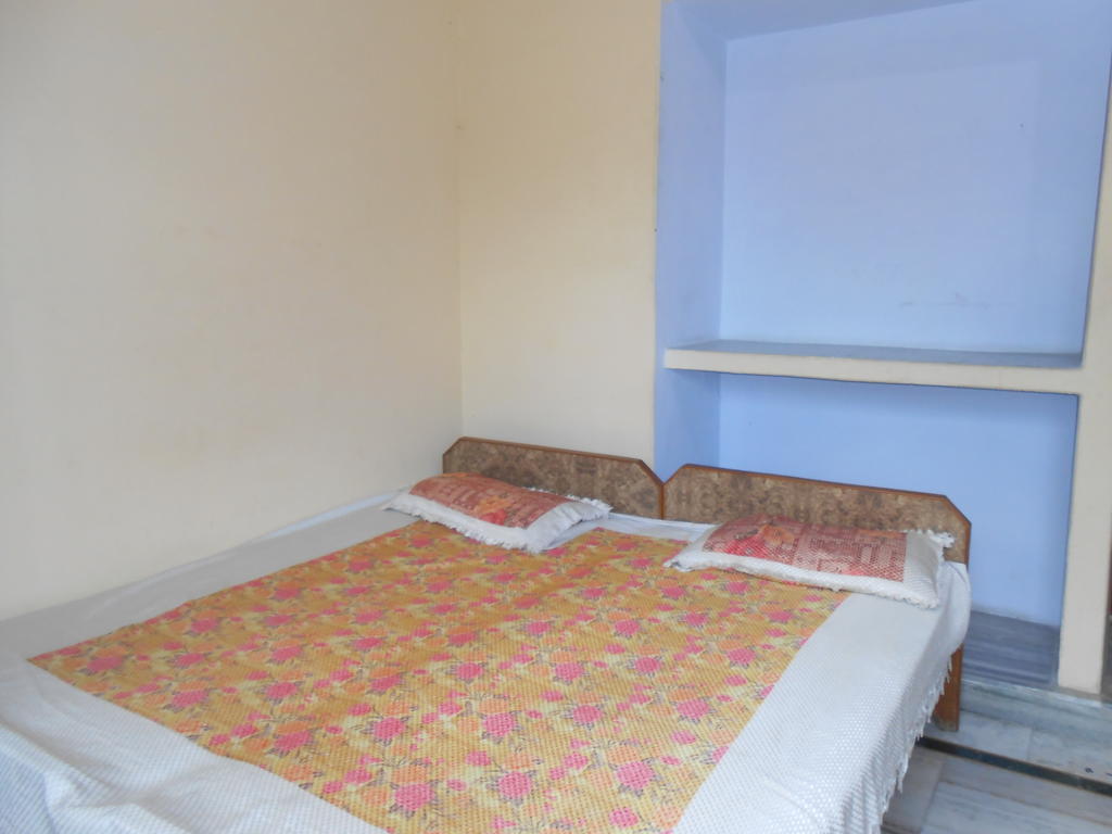 Maruti Guest House Varanasi Værelse billede